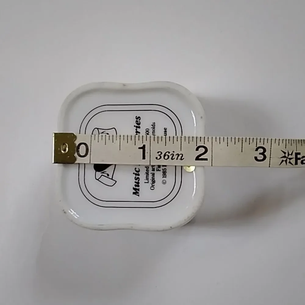 Music Box Series Fine Porcelain 1985 Heritage House